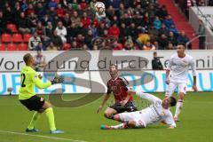 2. Bundesliga - FC Ingolstadt 04 - 1. FC Union Berlin - Mathew Leckie (7) links köpft, Michael Parensen rechts kann nicht stoppen, Ball geht über den Kopf von Torwart Mohamed Amsif zum Anschlußtreffer 1:2 Tor