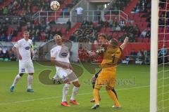 2. Bundesliga - FC Ingolstadt 04 - 1. FC Heidenheim - Torwart Jan Zimmermann klärt vor Benjamin Hübner (5) und links Mathias Wittek