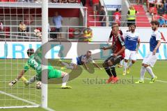 2. Bundesliga - FC Ingolstadt 04 - SV Darmstadt 98 - hinten Pascal Groß (10) zieht ab und Torwart Christian Mathenia klärt, in Lauerstellung Lukas Hinterseer (16)