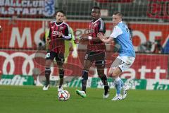 2. Bundesliga - Fußball - FC Ingolstadt 04 - TSV 1860 München - mitte Roger de Oliveira Bernardo (8, FCI) rechts Marius Wolf 1860, links Thomas Pledl (30, FCI)