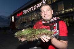 2. Bundesliga - Fußball - FC Ingolstadt 04 - RB Leipzig - Aufstiegsfeier Audi Sportpark VIP Lounge - Fans Schals auf der Piazza, Rasenstück