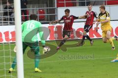 2. Bundesliga - FC Ingolstadt 04 - VfR AAlen - mitte Stefan Lex (14) zieht ab, Torwart Jasmin Fejzic