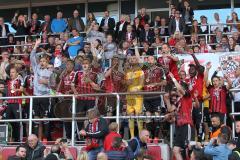 2. Bundesliga - Fußball - FC Ingolstadt 04 - RB Leipzig - Spiel ist aus Sieg Aufstieg in die 1. BL, Fans auf den Spielfeld, Spieler feiern, Meisterschale Balkon im Sportpark Marvin Matip (34, FCI) am Mikrofon
