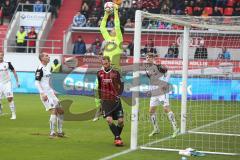 2. Bundesliga - Fußball - FC Ingolstadt 04 - SV Sandhausen - Torwart SV Manuel Riemann fängt den Ball vor Moritz Hartmann (9, FCI)