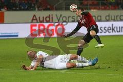 2. BL - FC Ingolstadt 04 - FC St. Pauli - Kampf um den Ball am Boden Bernd Nehrig und am Ball Mathew Leckie (7)