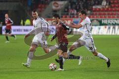 2. BL - FC Ingolstadt 04 - FC St. Pauli - mitte Mathew Leckie (7) links Dennis Daube und rechts Sebastian Schachten