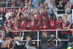 2. Bundesliga - Fußball - FC Ingolstadt 04 - RB Leipzig - Spiel ist aus Sieg Aufstieg in die 1. BL, Fans auf den Spielfeld, Spieler feiern, Meisterschale Balkon im Sportpark Karl-Heinz Lappe (25, FCI)