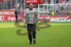2. Bundesliga - FC Ingolstadt 04 - Eintracht Braunschweig - Cheftrainer Ralph Hasenhüttl bedankt sich bei den Fans