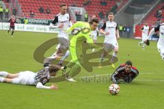 2. Bundesliga - Fußball - FC Ingolstadt 04 - SV Sandhausen - mitte Mathew Leckie (7, FCI) wird von dem Tor unsaft gestopt, Torwart SV Manuel Riemann, Lukas Kübler SV am Boden