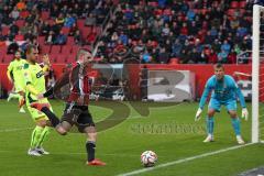 2. Bundesliga - Fußball - FC Ingolstadt 04 - Fortuna Düsseldorf - Pascal Groß (10, FCI) verpasst den Ball, Torwart Ramazan Özcan (1, FCI) auf der Lauer