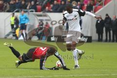 2. Bundesliga - Fußball - FC Ingolstadt 04 - SV Sandhausen - am Boden Mathew Leckie (7, FCI) und rects Solomon Okoronkwo