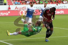 2. Bundesliga - FC Ingolstadt 04 - SV Darmstadt 98 - Torwart Christian Matten kommt vor Roger de Oliveira Bernardo (8) an den Ball und verletzt sich am Rücken