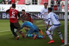 2. Bundesliga - Fußball - FC Ingolstadt 04 - FSV Frankfurt - Torwart FSV Patriv Klandt schnappt sich den Ball vor Benjamin Hübner (5, FCI) und hinten Thomas Pledl (30, FCI)