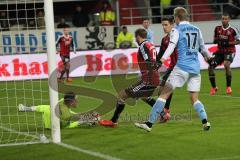 2. Bundesliga - Fußball - FC Ingolstadt 04 - 1860 München - knapp Tor verpasst Moritz Hartmann (9, FCI) und Benjamin Hübner (5, FCI) Torwart Vitus Eicher hält