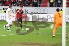 2. BL - FC Ingolstadt 04 - 1. FC Kaiserslautern - Stefan Lex (14) stürmt zum Tor knapp daneben, links Dominique Heintz und rechts Torwart Tobias Sippel (FCK)