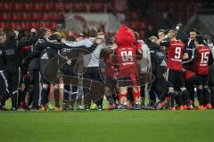 2. Bundesliga - Fußball - FC Ingolstadt 04 - Fortuna Düsseldorf - Sieg 3:2 Jubel Team feiert auf dem Platz
