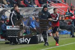 2. Bundesliga - FC Ingolstadt 04 - VfL Bochum - Cheftrainer Ralph Hasenhüttl wechselt Mathew Leckie (7) und gratuliert zum Tor