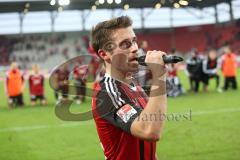 2. BL - FC Ingolstadt 04 - 1. FC Kaiserslautern - Stefan Lex (14) feiert mit den Fans am Micro HUMBA mit der Mannschaft Sieg Jubel