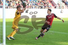 2. Bundesliga - FC Ingolstadt 04 - 1. FC Heidenheim - Benjamin Hübner (5) kommt zu spät, Torwart Jan Zimmermann