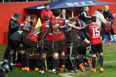 2. Bundesliga - Fußball - FC Ingolstadt 04 - Fortuna Düsseldorf - mitte Marvin Matip (34, FCI) köpft in der letzten Minute zum Sieg 3:2 Tor Jubel mit der ganzen Mannschaft die sich auf ihn wirft