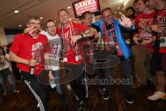 2. Bundesliga - Fußball - FC Ingolstadt 04 - RB Leipzig - Aufstiegsfeier Audi Sportpark VIP Lounge - Co-Trainer Michael Henke (FCI) und Cheftrainer Ralph Hasenhüttl (FCI) tanzen mit den Fans