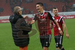 2. Bundesliga - FC Ingolstadt 04 - VfR AAlen - 4:1 - Vorsitzender des Vorstandes Peter Jackwerth gratuliert Benjamin Hübner (5)