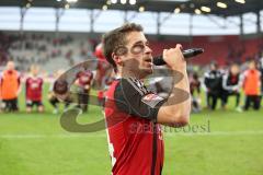 2. BL - FC Ingolstadt 04 - 1. FC Kaiserslautern - Stefan Lex (14) feiert mit den Fans am Micro HUMBA mit der Mannschaft Sieg Jubel