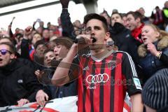 2. Bundesliga - Fußball - FC Ingolstadt 04 - FSV Frankfurt - Benjamin Hübner (5, FCI) Torschütze mit Micro bei den Fans Jubel HUMBA