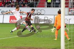 2. BL - FC Ingolstadt 04 - 1. FC Kaiserslautern - Stefan Lex (14) knapp Torchance, rechts Torwart Tobias Sippel