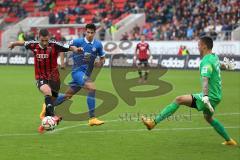 2. Bundesliga - FC Ingolstadt 04 - Eintracht Braunschweig - Mathew Leckie (7) wird verfolgt von Marcel Correia und rechts kommt Torwart Rafael Gikiewicz