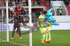 2. Bundesliga - Fußball - FC Ingolstadt 04 - Fortuna Düsseldorf - Lukas Hinterseer (16, FCI) knapp mit dem Kopf vorbei Torwart Michael Rensing (Fortuna 1) in der Luft