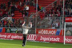 2. Bundesliga - FC Ingolstadt 04 - Eintracht Braunschweig - Cheftrainer Ralph Hasenhüttl bedankt sich bei den Fans