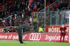 2. BL - FC Ingolstadt 04 - 1. FC Kaiserslautern - Cheftrainer Ralph Hasenhüttl verbeugt sich vor den Fans Sieg Jubel