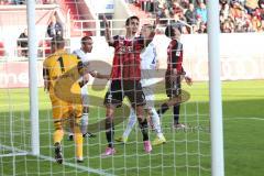 2. Bundesliga - FC Ingolstadt 04 - 1. FC Heidenheim - Benjamin Hübner (5) kommt nicht durch die Abwehr durch und beschwert sich