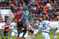 2. Bundesliga - Fußball - FC Ingolstadt 04 - FSV Frankfurt - Kopfball Marvin Matip (34, FCI), Torwart Frankfurt Patric Kalndt klärt