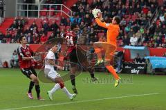 2. BL - FC Ingolstadt 04 - 1. FC Kaiserslautern - Torwart Tobias Sippel fängt den Ball vor Marvin Matip (34)