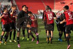 2. Bundesliga - FC Ingolstadt 04 - 1. FC Heidenheim - Spiel ist aus, Sieg Spitzenreiter Jubel mit den Fans, Torwart Ramazan Özcan (1) singt den HUMBA bei den Fans, Tanz Alfredo Morales (6)