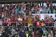 2. Bundesliga - Fußball - FC Ingolstadt 04 - RB Leipzig - Spiel ist aus Sieg Aufstieg in die 1. BL, Fans auf den Spielfeld, Spieler feiern, Meisterschale Balkon im Sportpark Torwart Ramazan Özcan (1, FCI) am Mikrofon