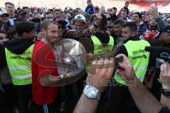 2. Bundesliga - Fußball - FC Ingolstadt 04 - RB Leipzig - Fans im ausverkauften Stadion Audi Sportpark auf dem Spielfeld, Moritz Hartmann (9, FCI) Sieg Meisterschaft Aufstieg