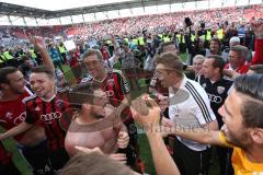 2. Bundesliga - Fußball - FC Ingolstadt 04 - RB Leipzig - Spiel ist aus Sieg Aufstieg in die 1. BL, Fans auf den Spielfeld, Spieler feiern Bierduschen Mathew Leckie (7, FCI)