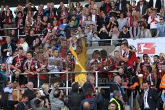 2. Bundesliga - Fußball - FC Ingolstadt 04 - RB Leipzig - Spiel ist aus Sieg Aufstieg in die 1. BL, Fans auf den Spielfeld, Spieler feiern, Meisterschale Balkon im Sportpark Torwart Ramazan Özcan (1, FCI)