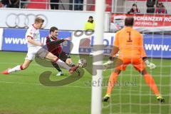 2. BL - FC Ingolstadt 04 - 1. FC Kaiserslautern - mitte Mathew Leckie (7) zieht ab, knapp vorbei an rechts Torwart Tobias Sippel (FCK)