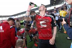 2. Bundesliga - Fußball - FC Ingolstadt 04 - RB Leipzig - Spiel ist aus Sieg Aufstieg in die 1. BL, Fans auf den Spielfeld, Spieler feiern, Bierduschen Pascal Groß (10, FCI)