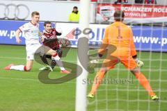 2. BL - FC Ingolstadt 04 - 1. FC Kaiserslautern - mitte Mathew Leckie (7) zieht ab, knapp vorbei an rechts Torwart Tobias Sippel (FCK)