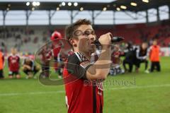 2. BL - FC Ingolstadt 04 - 1. FC Kaiserslautern - Stefan Lex (14) feiert mit den Fans am Micro HUMBA mit der Mannschaft Sieg Jubel