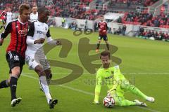 2. Bundesliga - Fußball - FC Ingolstadt 04 - SV Sandhausen - Torwart SV Manuel Riemann kommt Lukas Hinterseer (16, FCI) zuvor