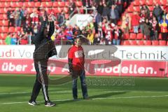 2. Bundesliga - FC Ingolstadt 04 - 1. FC Heidenheim - Spiel ist aus, Sieg Spitzenreiter Jubel mit den Fans, Cheftrainer Ralph Hasenhüttl lässt sich feiern