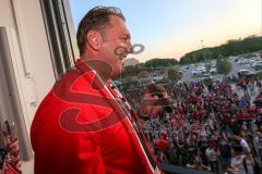 2. Bundesliga - Fußball - FC Ingolstadt 04 - RB Leipzig - Aufstiegsfeier Audi Sportpark VIP Lounge - Cheftrainer Ralph Hasenhüttl (FCI) singt zu den Fans