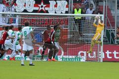 2. Bundesliga -  Saison 2014/2015 - FC Ingolstadt 04 - SpVgg Greuther Fürth - Torwart Ramazan Özcan (1) hält Eckball