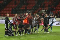 2. BL - FC Ingolstadt 04 - FC St. Pauli - Mannschaft bedankt sich bei den Fans, Sieg